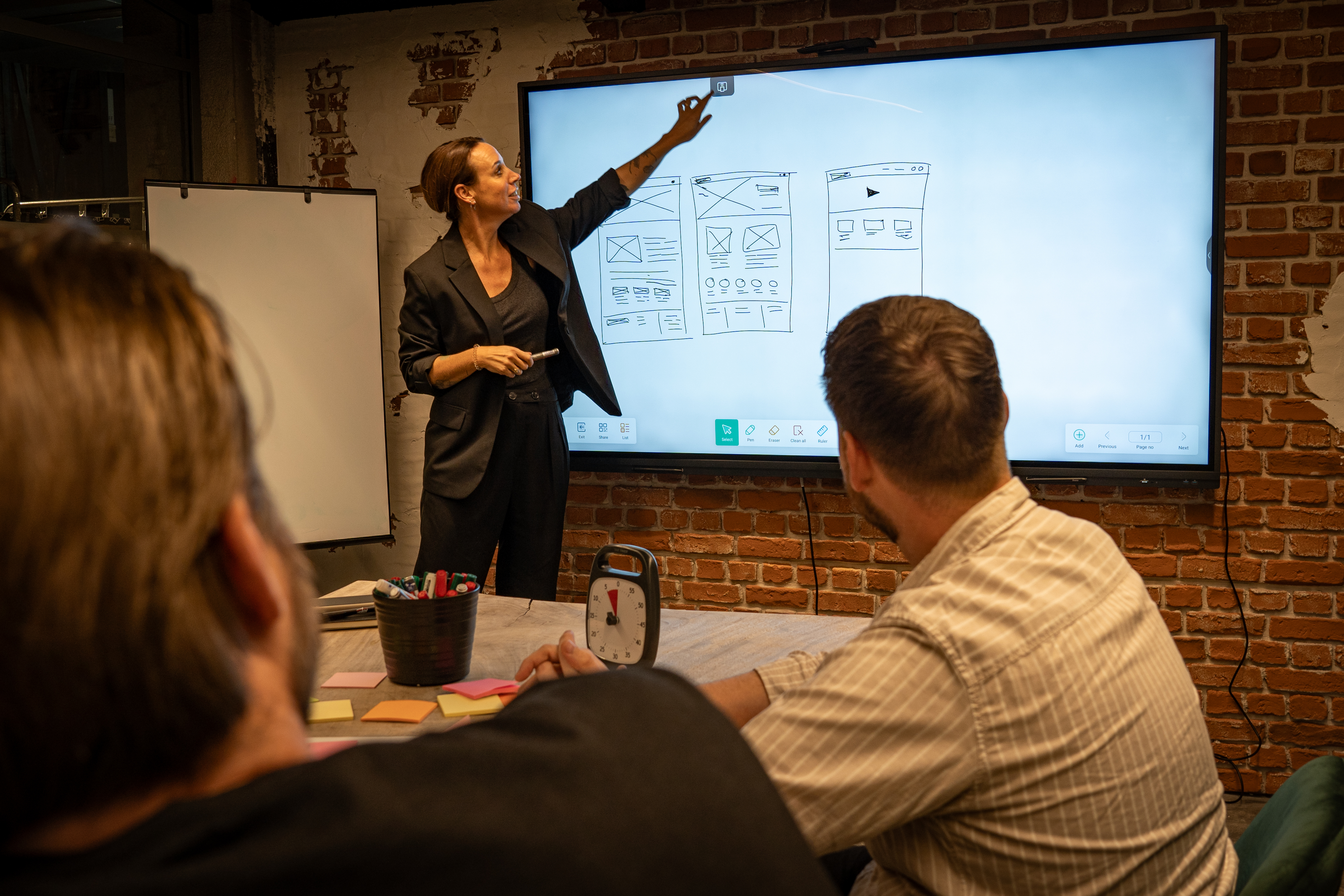 Presentatie op touchscreen tijdens teamvergadering in vergaderruimte RNGRZ Alkmaar